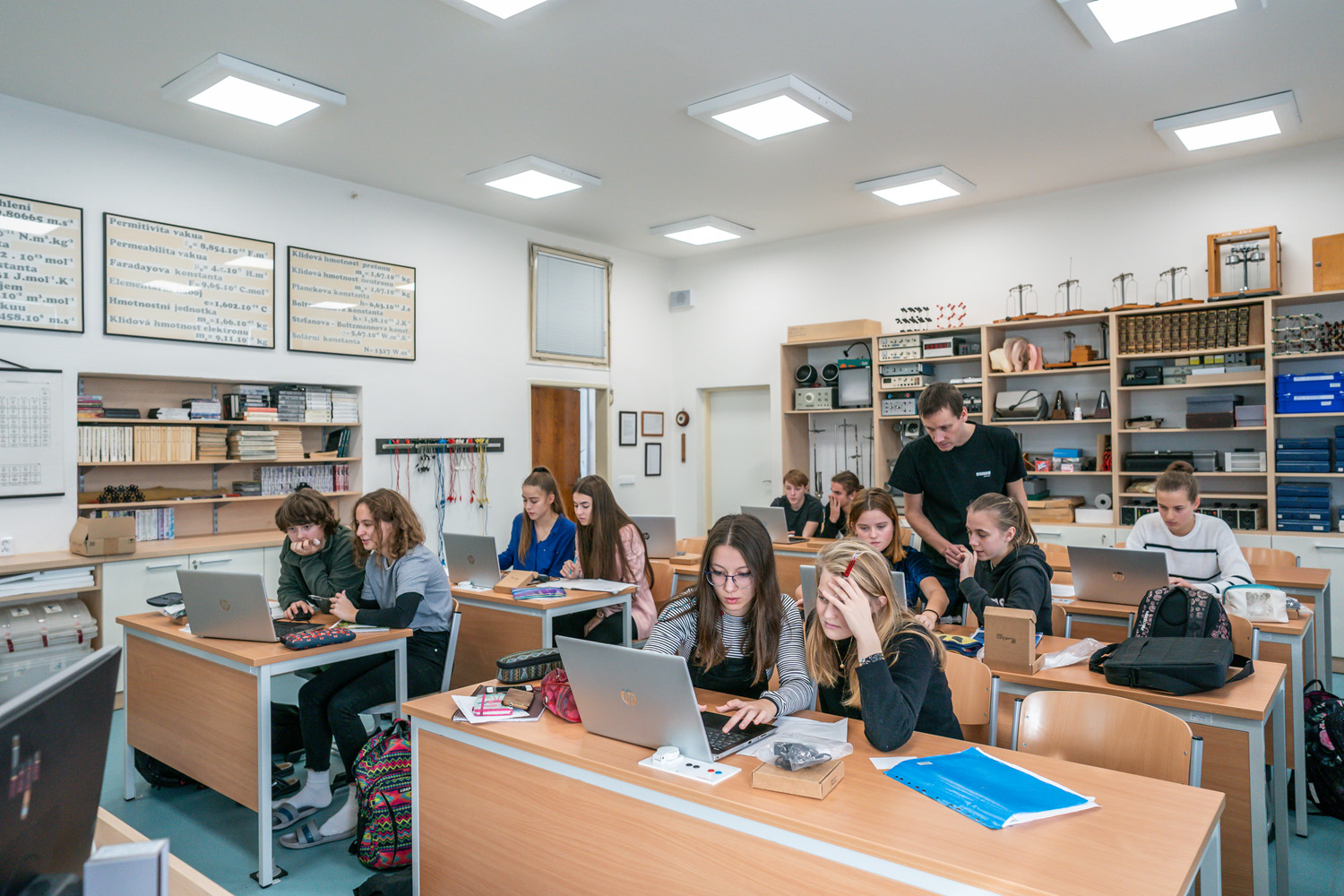 Modernizace učeben, vybavení a vnitřní konektivity školy - Gymnázium Olomouc - Hejčín